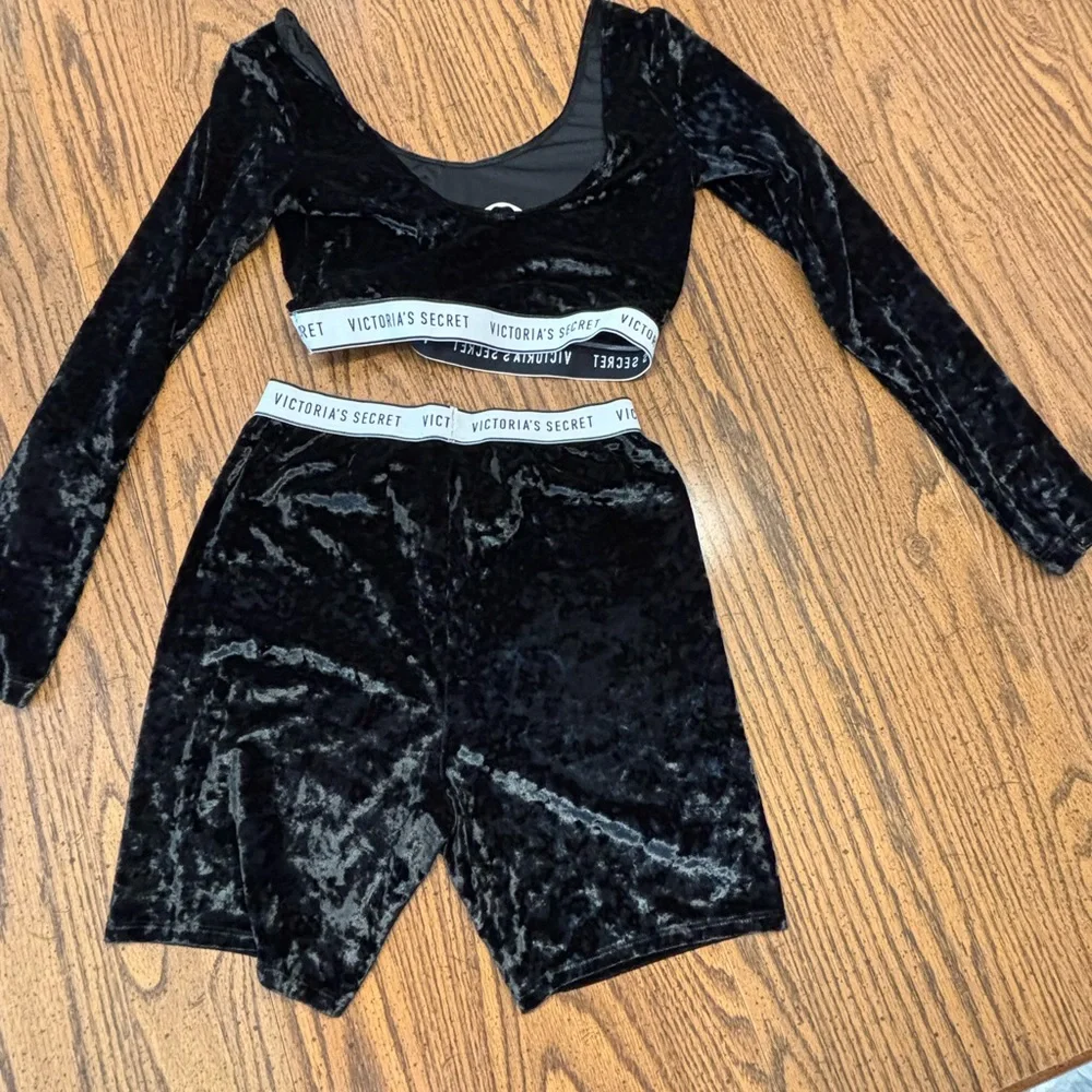 Victoria’s Secret black velvet bike short and matched cropped long sleeve top M - Picture 9 of 9